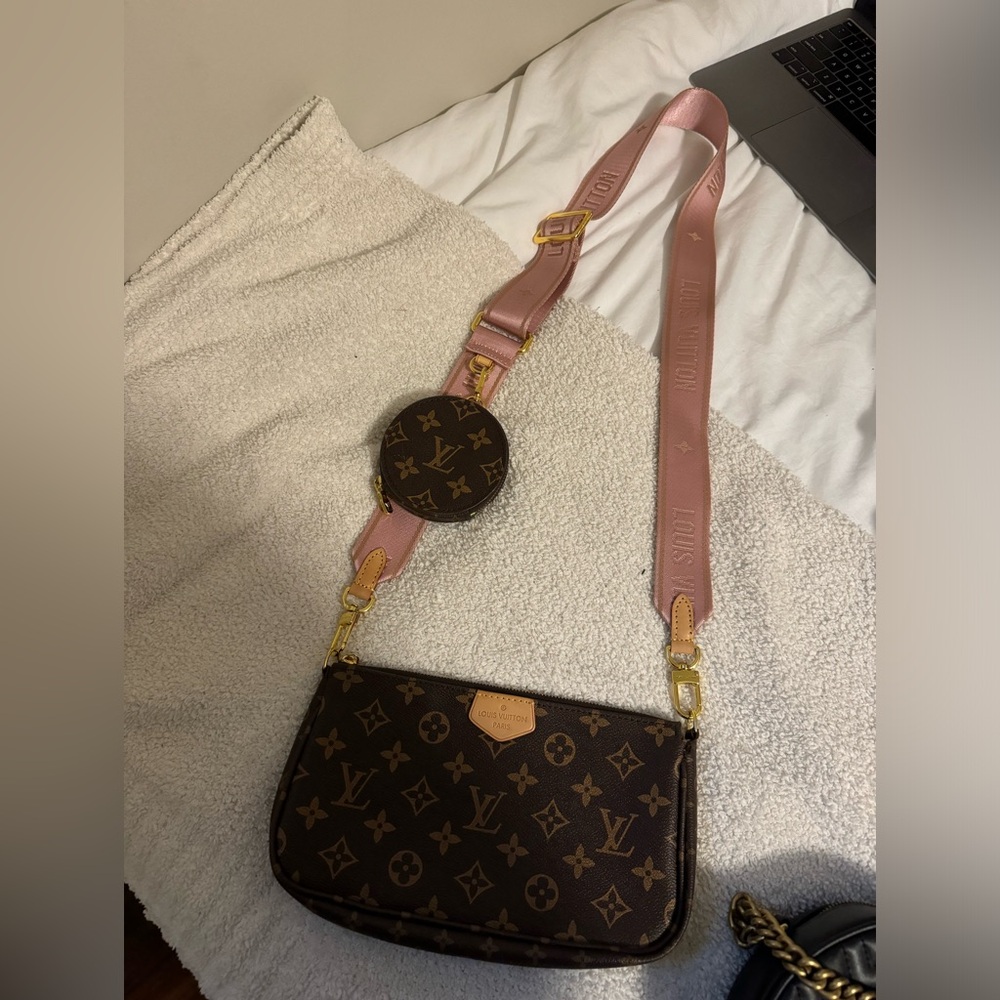 Louis Vuitton Pink Bag ***Not Real!